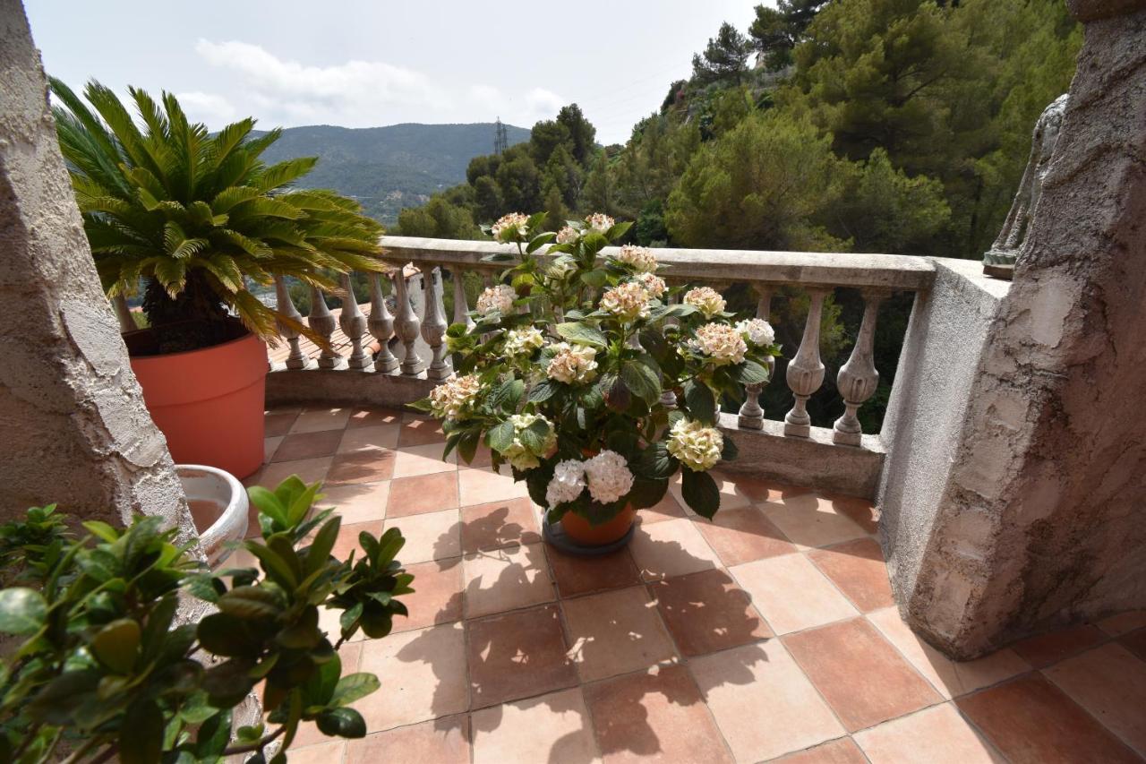 Studio Climatise Et Sa Terrasse Privee En Villa La Trinité エクステリア 写真